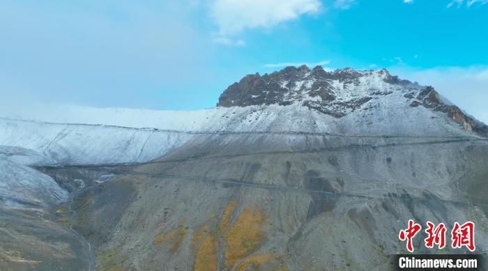 圖為邊壩縣降雪時夏貢拉山段路況?！∵厜慰h融媒體中心供圖