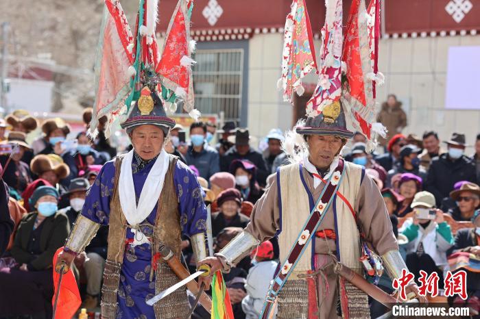 圖為兩位藝人表演瓊結“果孜”舞?！愔闈扇?攝