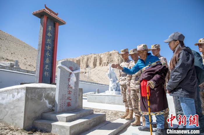 圖為在西藏阿里地區(qū)札達(dá)縣烈士陵園，82歲的次仁南杰老人為軍民代表講述新舊西藏的變化?！詵| 攝