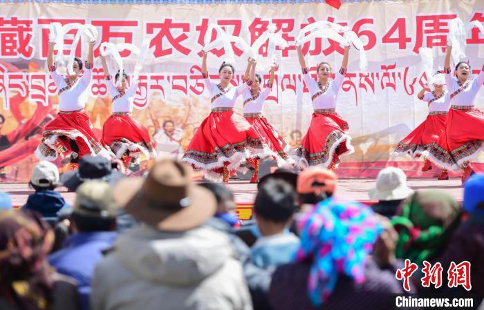 圖為墨竹工卡縣龍珠崗村，文藝演出現(xiàn)場(chǎng)?！∝暩聛?lái)松 攝