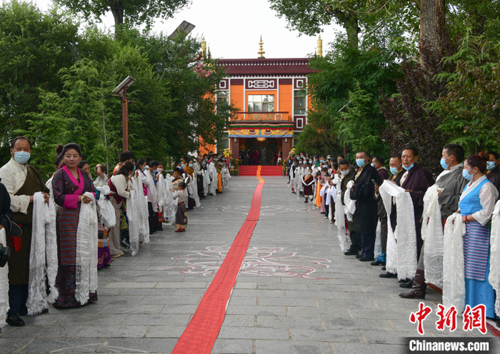 7月30日，在位于拉薩的雪林多吉頗章內(nèi)，各族各界信眾列隊(duì)歡迎班禪回藏?！?lt;a target='_blank' ><p  align=