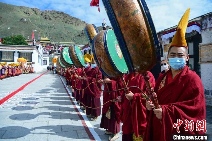 8月8日，班禪回到駐錫地扎什倫布寺，僧人們以最高規(guī)格的藏傳佛教傳統(tǒng)儀式迎接班禪到來?！?貢嘎來松 攝