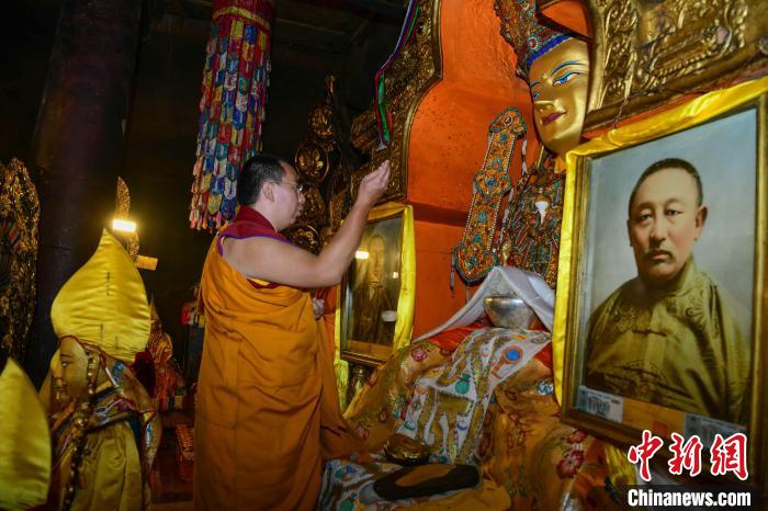 8月8日，班禪在扎什倫布寺措欽大殿朝拜佛祖釋迦牟尼佛像?！?貢嘎來松 攝