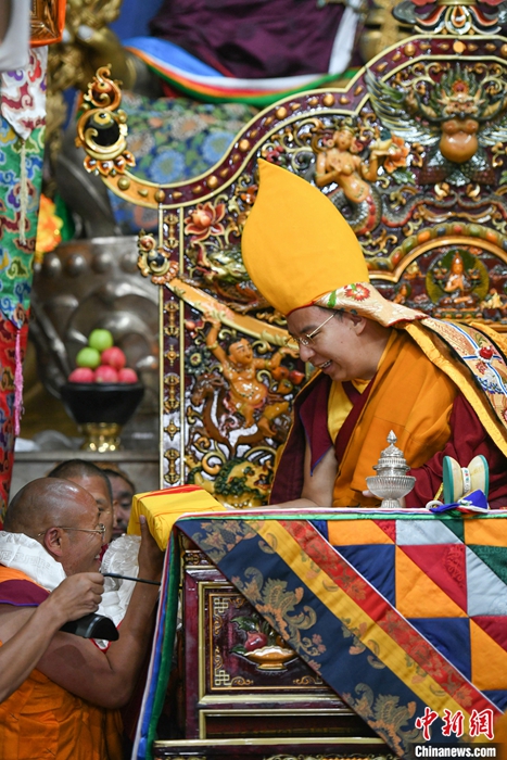 8月23日，班禪來到申扎縣色布寺禮佛、講經(jīng)，色布寺高僧向班禪敬獻(xiàn)經(jīng)書。<a target='_blank' ><p  align=