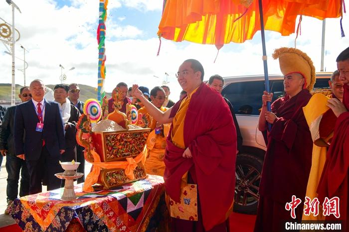 8月26日，班禪來到安多縣白日寺禮佛、講經(jīng)，該寺以最高禮儀迎請班禪。<a target='_blank' ><p  align=