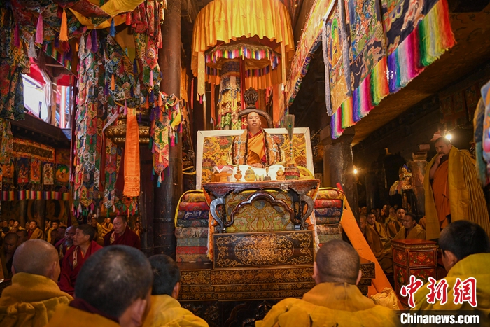 10月27日，扎什倫布寺舉行吉祥祈愿法會，慶祝班禪額爾德尼·確吉杰布獲得“嘎欽”學(xué)位。圖為班禪在法會上帶領(lǐng)僧人誦經(jīng)。<a target='_blank' ><p  align=