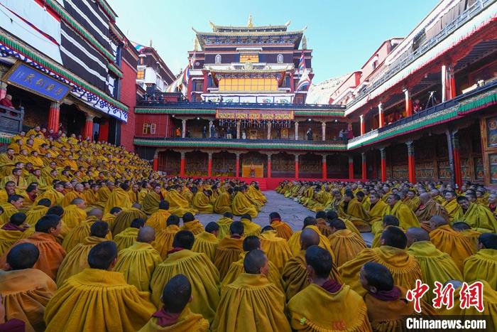 10月26日，班禪在扎什倫布寺多加大院參加“嘎欽”學(xué)位立宗答辯，全寺僧人齊聚一堂，共同見(jiàn)證這一殊勝時(shí)刻。<a target='_blank' ><p  align=