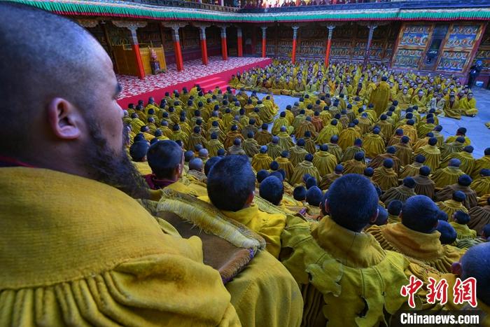 10月26日，班禪在扎什倫布寺參加“嘎欽”學(xué)位立宗答辯。圖為扎寺僧人在多加大院集體誦經(jīng)祈福。<a target='_blank' ><p  align=