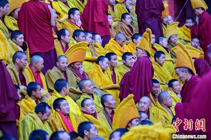 10月26日，班禪在扎什倫布寺參加“嘎欽”學(xué)位立宗答辯，圖為扎寺僧人同時(shí)在多加大院辯經(jīng)。<a target='_blank' ><p  align=