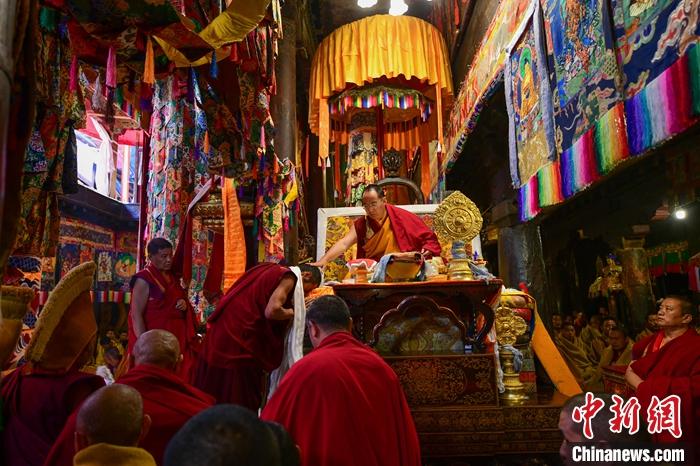 10月27日，扎什倫布寺舉行慶祝班禪額爾德尼·確吉杰布獲得“嘎欽”學(xué)位吉祥祈愿法會(huì)，班禪在法會(huì)上為僧人摸頂賜福。<a target='_blank' ><p  align=