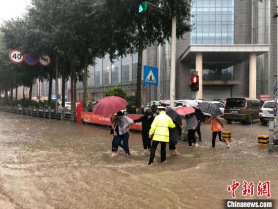 8月28日，青海省東部出現(xiàn)強(qiáng)降水天氣過(guò)程，其中西寧地區(qū)出現(xiàn)入汛以來(lái)雨量最大、強(qiáng)度最大的強(qiáng)降水過(guò)程。西寧交警供圖