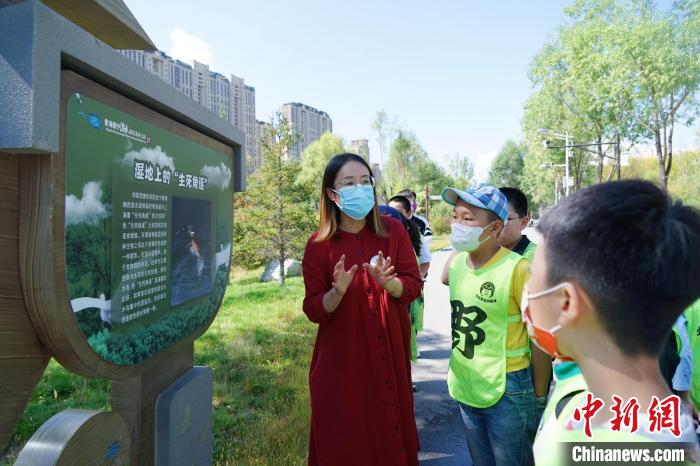 圖為小朋友在青海西寧湟水國家濕地公園內學習濕地知識?！●R銘言 攝