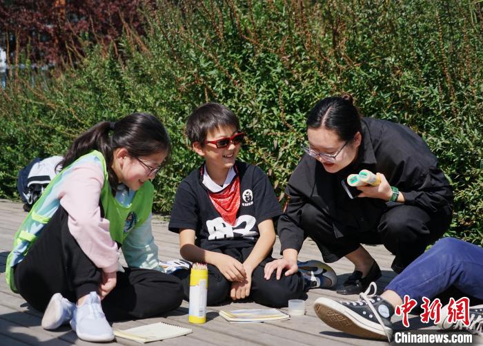 圖為小朋友在青海西寧湟水國家濕地公園內認識植物并進行繪畫?！●R銘言 攝