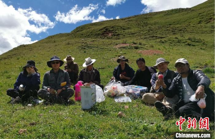 科研團隊在熱魯盆地工作合影。　中科院青藏高原所 供圖