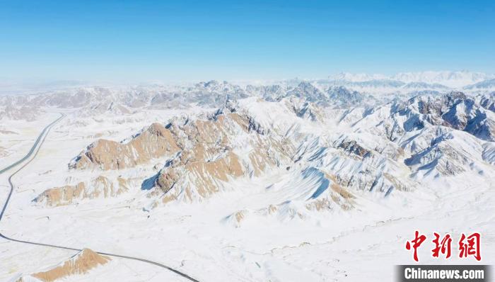 圖為無人機(jī)航拍高原雪景?！《继m縣融媒體中心供圖