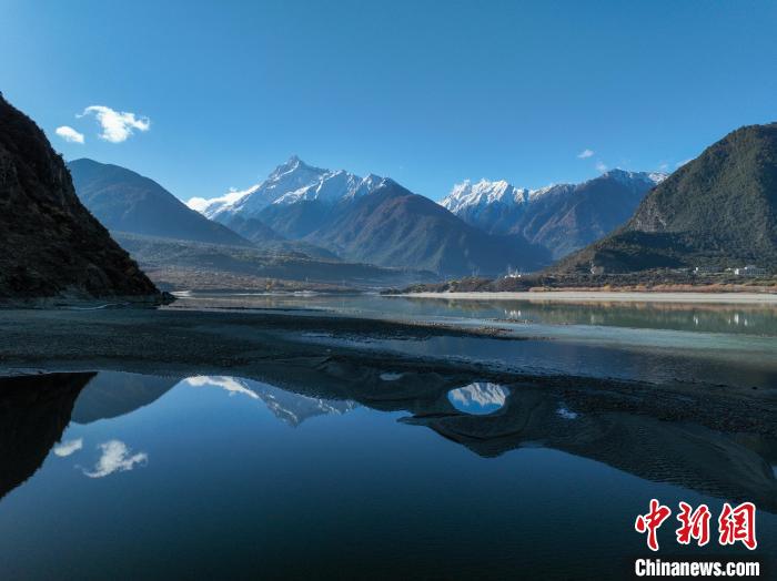 西藏林芝雅魯藏布江和遠處的雪山?！《拘?攝