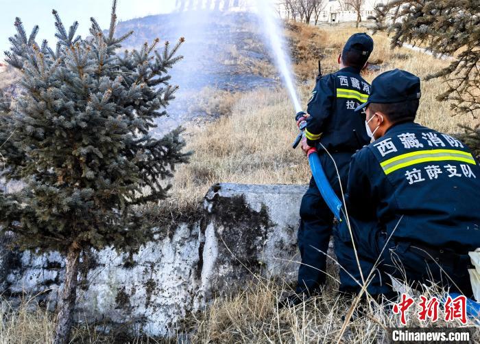 12月6日，布達(dá)拉宮消防救援大隊(duì)在布達(dá)拉宮山體林草區(qū)域開(kāi)展?jié)窕ぷ?。　劉?攝