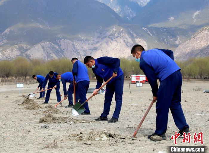 林芝市巴宜區(qū)森林消防中隊志愿服務(wù)隊正在揮鍬鏟土。　西繞拉翁 攝