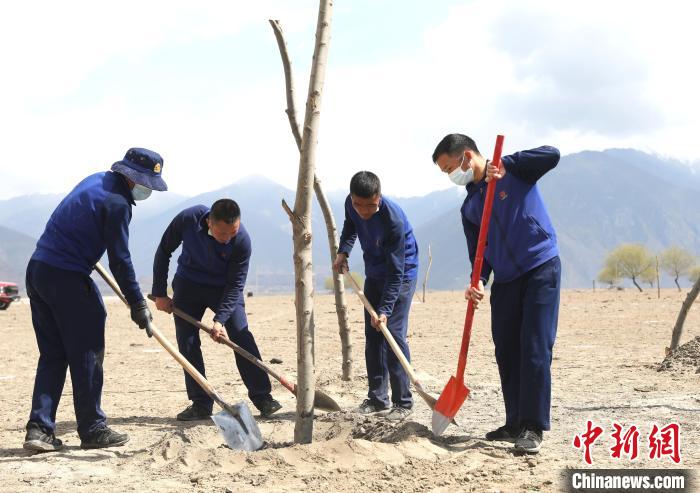 林芝市巴宜區(qū)森林消防中隊志愿服務(wù)隊正在平坑。　西繞拉翁 攝