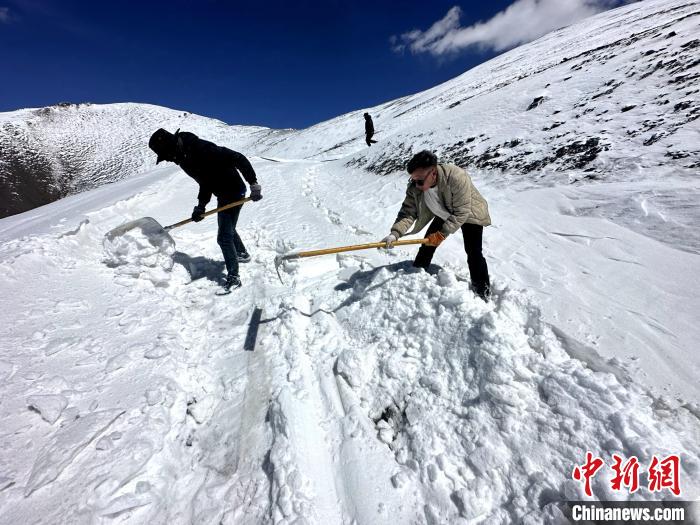 圖為生態(tài)管護人員在巡護道路上清雪?！《“瓦_杰 攝