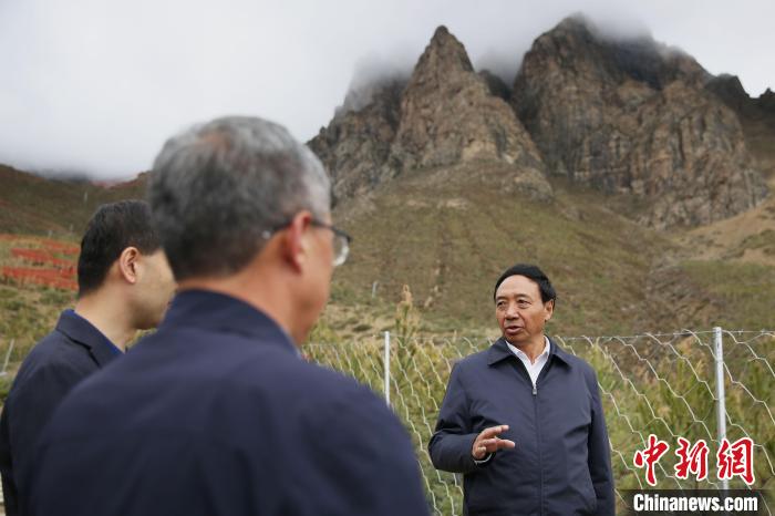 圖為西藏自治區(qū)人大常委會(huì)副主任、拉薩南北山綠化指揮部副總指揮江白(右)?！∝暣_ 攝