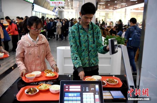 資料圖：某高校食堂學(xué)生在打飯。中新社記者 韓蘇原 攝