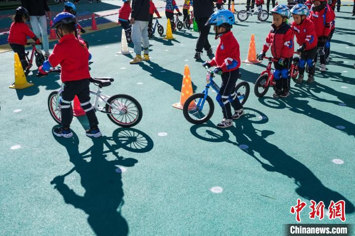 圖為拉薩市實驗幼兒園孩子們正在練習(xí)滑步車?！『闻罾?攝