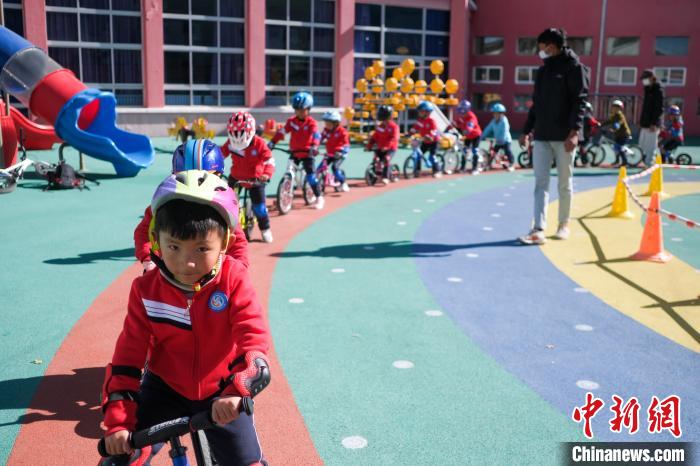 圖為拉薩市實驗幼兒園孩子們在教練的指導(dǎo)下練習(xí)滑步車。　何蓬磊 攝