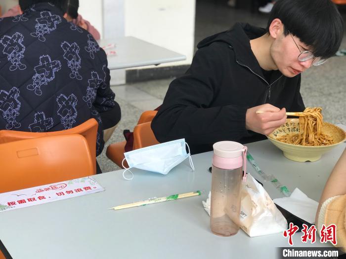 3月17日，西藏大學(xué)學(xué)生正在學(xué)校食堂用餐，餐桌上寫著“按需取餐，切勿浪費(fèi)”?！∪轿木?攝