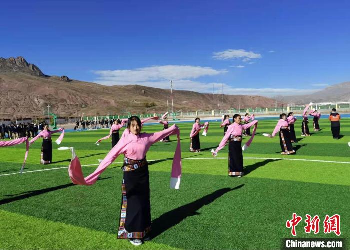 圖為青海師范大學(xué)附屬玉樹實驗學(xué)校學(xué)生在綠茵場跳起囊謙古舞—卓根瑪?！“讋?攝