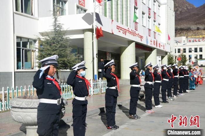 圖為加查縣安繞鎮(zhèn)小學(xué)學(xué)生爭當(dāng)“小交警”體驗交警工作?！∝暩聛硭?攝