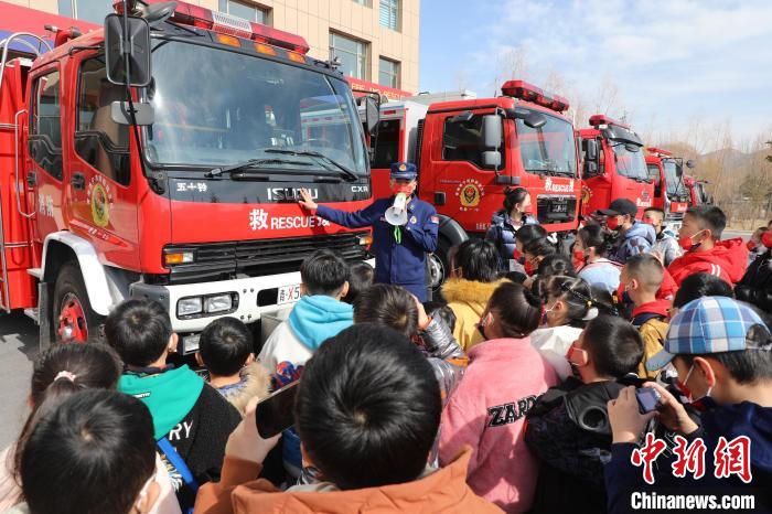 圖為消防員向小朋友們講解消防車?！铨埥?攝