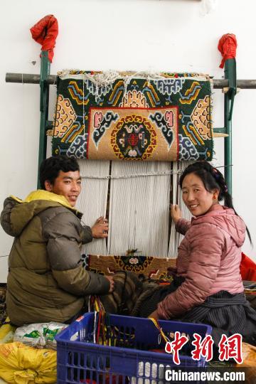 圖為1月15日，在日喀則市謝瑪氆氌農(nóng)村合作社，拉孜村一對夫婦在編織卡墊(資料圖)。　趙朗 攝