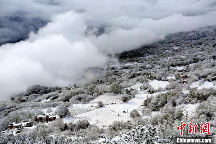 雪后的丹巴半山云霧繚繞。　李永安 攝