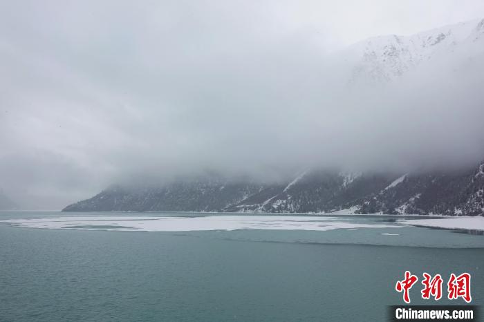 然烏湖春雪飄落?！∪轿木?攝