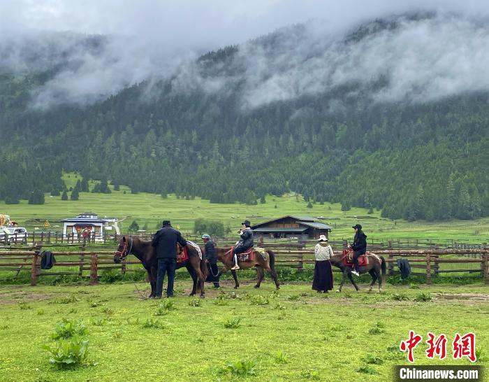 6月10日，游客在魯朗小鎮(zhèn)高山牧場景區(qū)體驗騎馬?！∪轿木?攝