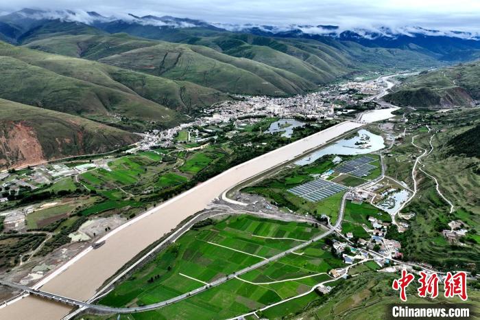 航拍大山下、鮮水河畔的道孚縣城全景?！⒅铱?攝