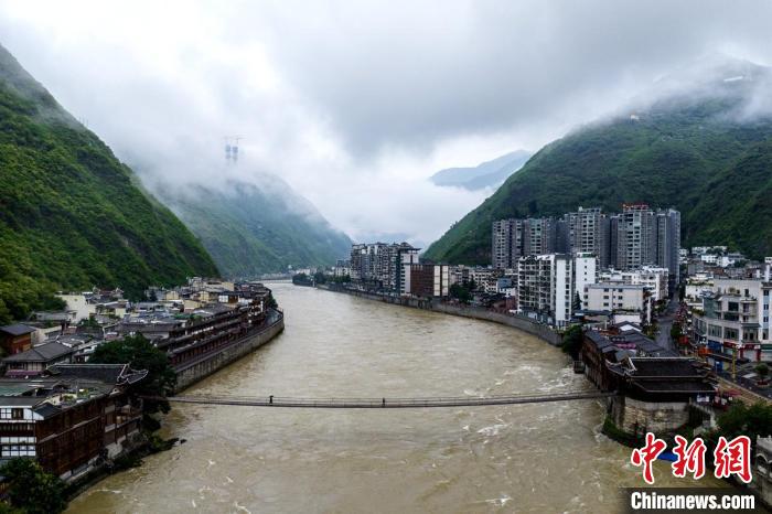 航拍雨中大渡河上的瀘定橋?！⒅铱?攝