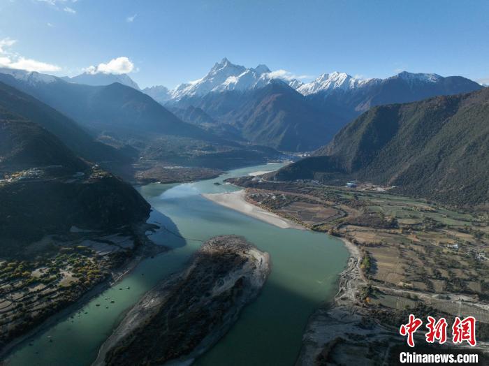 西藏林芝雅魯藏布大峽谷的雪山風(fēng)光。　董志雄 攝