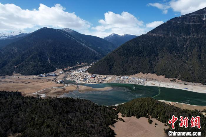 2月17日，西藏林芝魯朗小鎮(zhèn)。(無(wú)人機(jī)照片) 李林 攝