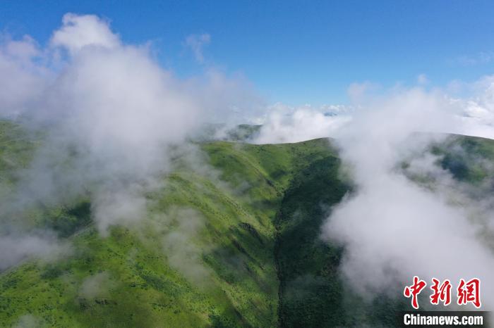 航拍賽來塘鎮(zhèn)山間云霧繚繞?！●R銘言 攝