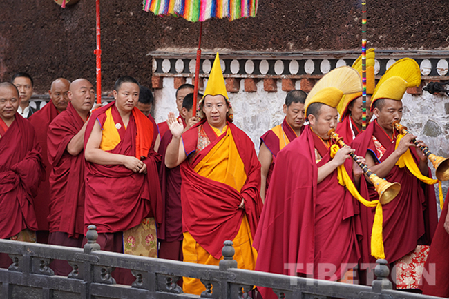 23 圖為十一世班禪向在扎什倫布寺參觀游玩的游客揮手致意。攝影：王淑.jpg