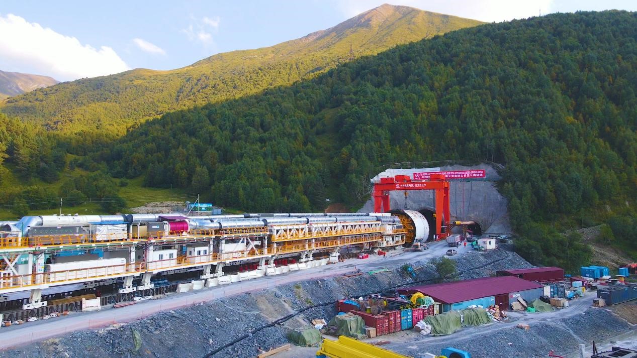 “高加索號”單護盾硬巖掘進機（TBM）。中鐵隧道局格魯吉亞KK公路隧道項目部供圖