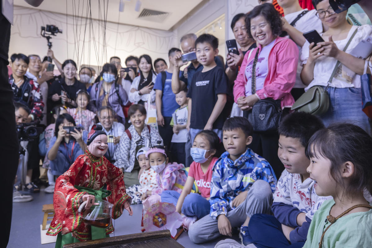 5月1日，廣州市白鵝潭大灣區(qū)藝術(shù)中心非物質(zhì)文化遺產(chǎn)館內(nèi)，精彩的梅縣提線木偶戲表演吸引了眾多游客駐足觀賞。 來源：人民圖片網(wǎng)