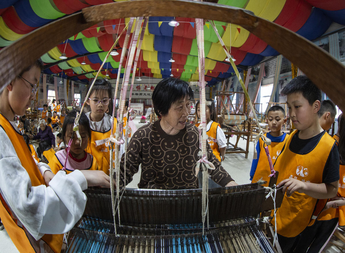 5月1日，在山西省永濟市開張鎮(zhèn)東開張村的惠暢土布文化園，土布制作技師教游客織布技藝。 來源：人民圖片網(wǎng)