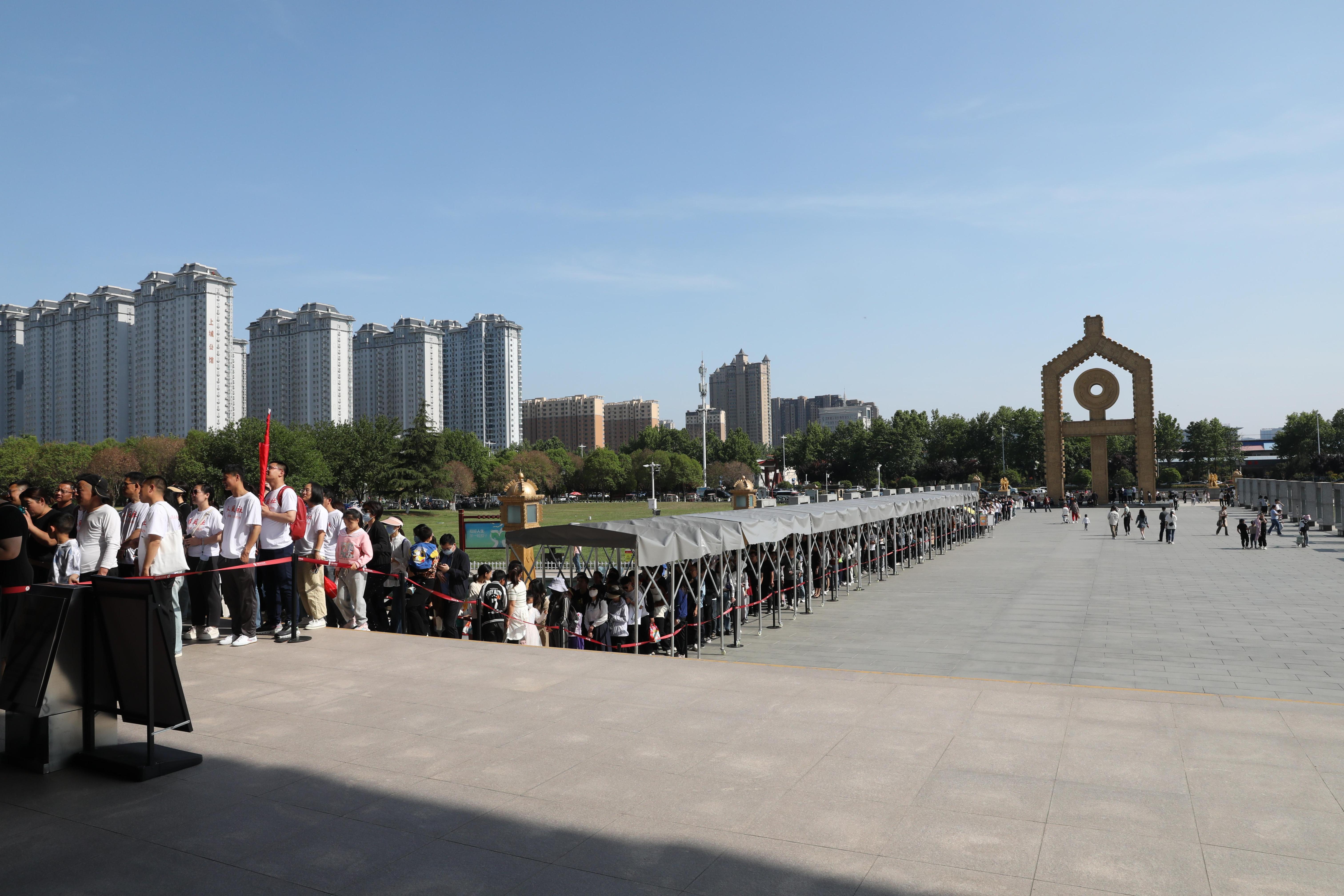 “五一”期間，中國(guó)文字博物館外游客有序排隊(duì)。中國(guó)文字博物館供圖