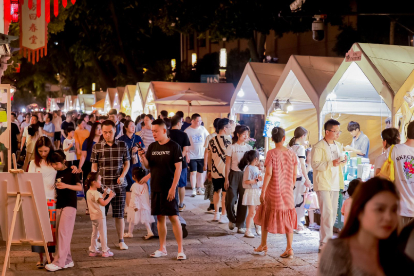 本屆中國(guó)大運(yùn)河廟會(huì)吸引不少市民游客前來(lái)參觀游玩。拱墅區(qū)委宣傳部供圖