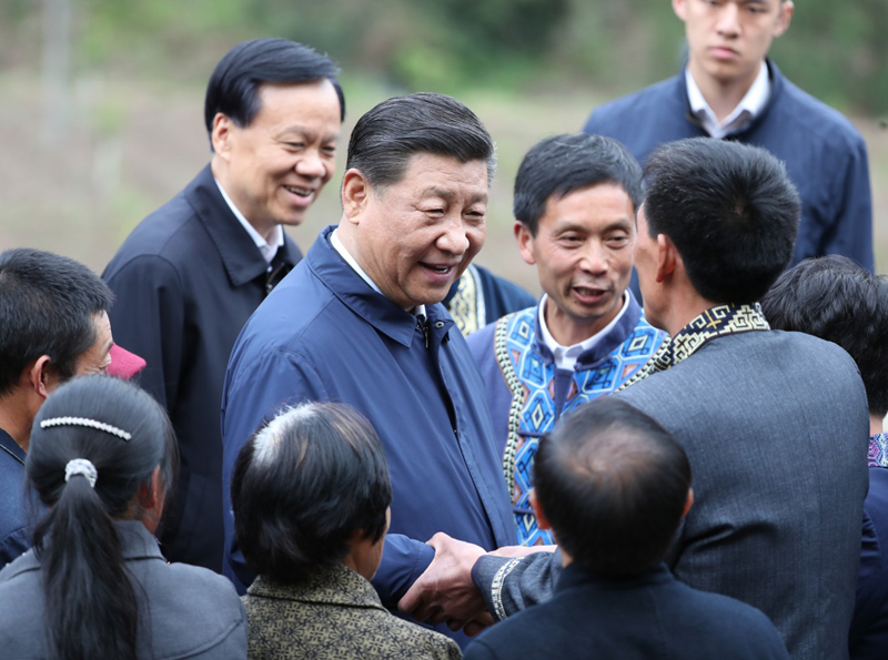 2019年4月15日至17日，中共中央總書記、國家主席、中央軍委主席習(xí)近平在重慶考察，并主持召開解決“兩不愁三保障”突出問題座談會。這是4月15日下午，習(xí)近平在石柱土家族自治縣中益鄉(xiāng)華溪村同村民親切交流。新華社記者 丁海濤 攝