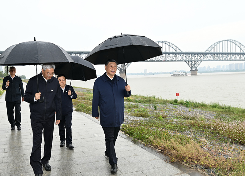 2023年10月10日至13日，中共中央總書記、國家主席、中央軍委主席習(xí)近平在江西考察。這是10日下午，習(xí)近平在長江國家文化公園九江城區(qū)段考察時，冒雨沿江堤步行察看沿岸風(fēng)貌。新華社記者 謝環(huán)馳 攝