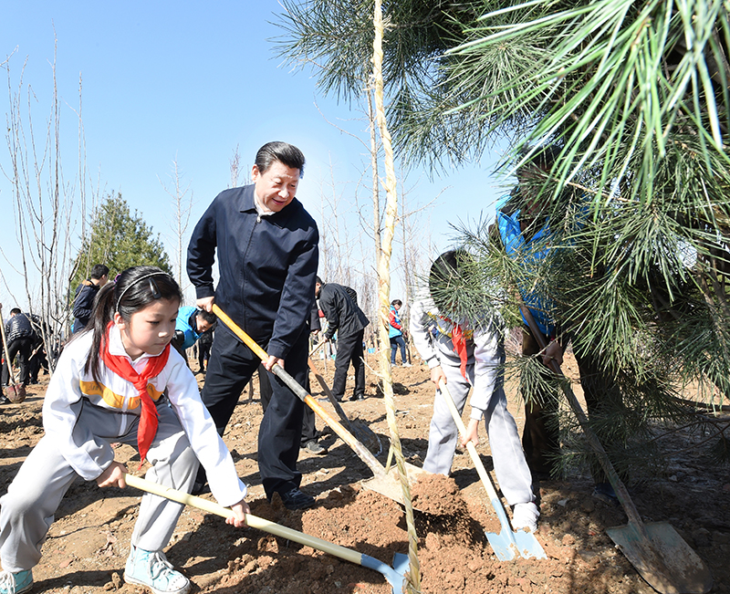 2015年4月3日，習近平總書記同大家一起植樹。